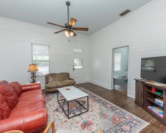 Charming 3-bedroom house with AC and WiFi in fabulous Luling - Luling - Huiskamer