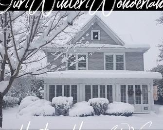 Large 4 Bedroom House: short walk to Greenbrier & 30 min drive to Lake Sherwood - White Sulphur Springs - Edificio