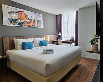 Days Hotel & Suites by Wyndham Fraser Business Park KL - Kuala Lumpur - Bedroom