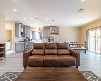 Cheerful Home - 3bdrm 2.5 bath. 2 King Beds! - La Verne - Living room