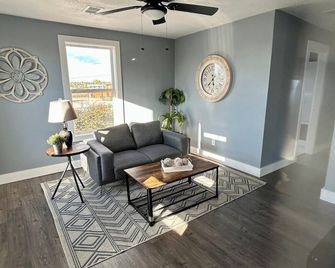 Large Home/Traveling Crews/Fast Wifi/Furnished, Utilities Included - Kansas City - Sala de estar