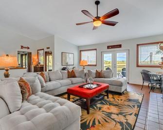 Deep water dock in Darien, GA, w/screened in porch, fishing, kayaks, & bikes - Darien - Living room