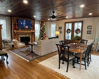The Carriage House of Corinth is a remodeled home with loads of charm - Corinth - Sala pranzo