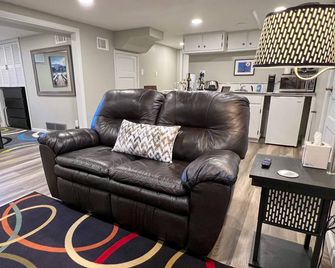 Private Entrance Guest Suite at Sloan’s Lake - Denver - Living room