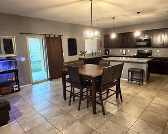 Spacious 4-bedroom house in El Mirage just minutes from everything - El Mirage