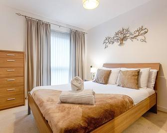 Royal Sovereign with Parking - TV in every Bedroom! - Swansea - Bedroom