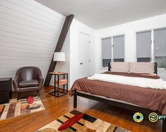 Bluebird Chalet - Swiss-style luxury w/hot tub - Mount Jackson - Habitación
