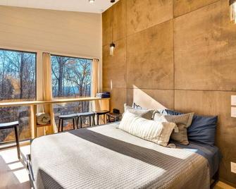 The Five Pines at Treetop Escapes - Trenton - Bedroom