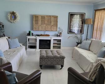 Spacious 4-bedroom house in family friendly Coral Springs with all amenities. - Coral Springs - Living room
