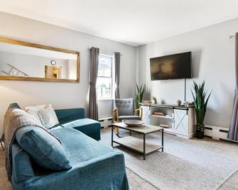 3BR Duplex, Walk into Town! - Ann Arbor - Living room