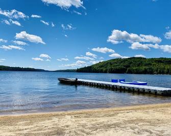 Dudley House: Secluded Lakeside Retreat with Private Beach Access - Haliburton - Haliburton