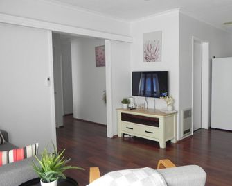 Cozy Getaway in Frankston. Just 5-minute walk to the beach! - Frankston - Living room
