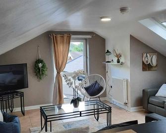 Forest View Impeccable two bedroom house - Newry - Living room