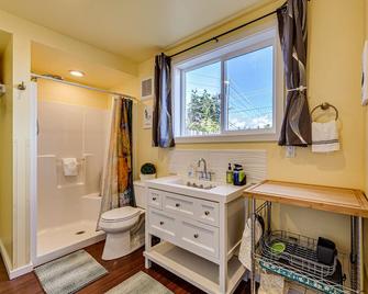 Wise Old Owl Garden Retreat Cottage - Sequim - Bathroom