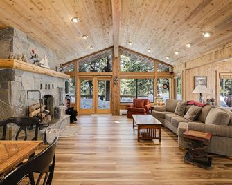 Deerpath Hideaway - Roomy Northstar Home with Private Hot Tub, Pool Table, on the Shuttle Route - Truckee - Living room