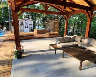 Lake Nipissing Lakefront Cottage with whirlpool /fireplace and resort amenities - Callander - Patio