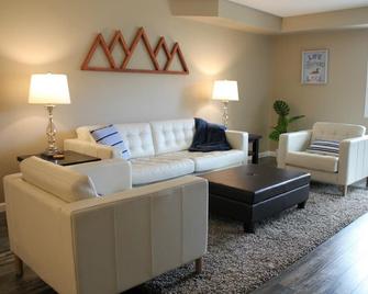 Beautiful Lake Windermere Pointe Condo - Sleeps 6 - Invermere - Living room