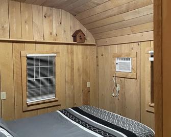 Cabin & Motel Rentals - East Durham - Habitación