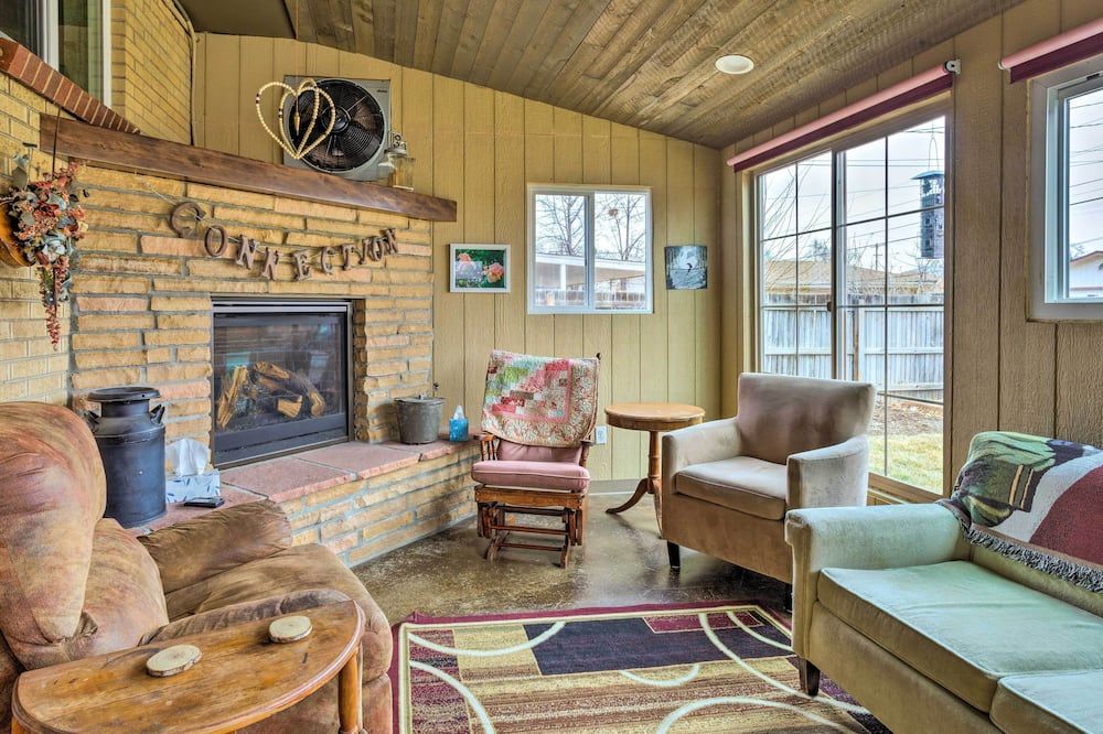 Shared Patio and Fire Pit Denver Apartment - דנבר - סלון