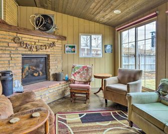 Shared Patio and Fire Pit Denver Apartment - דנבר - סלון