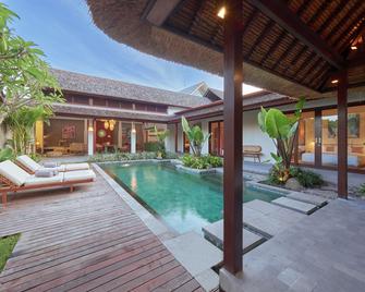 Bumbak Park Villas By Nakula - North Kuta - Piscina