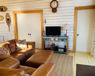 Breathtaking ocean views, calm and relaxation. - Gaspé - Wohnzimmer