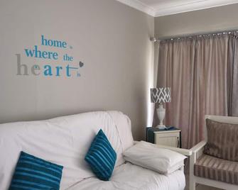 Cherry Lane Self Catering BB - 1 Bedroom Bathroom With Shower for 4 Guests - Bloemfontein - Sala de estar