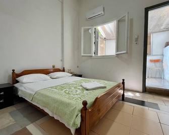 1.Traditional House Near to Pireaus Port -- Airport and Port Transfer Services - Piräus - Schlafzimmer