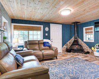 Kingston Cabin Rental: Walk to Lake Texoma Beaches - Kingston - Living room