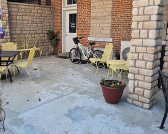 The Van Gogh Suites is one of our four rooms. - Hermann - Patio
