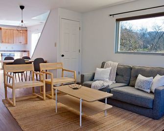 Modern Riverfront Getaway on Little Miami River - Loveland - Living room