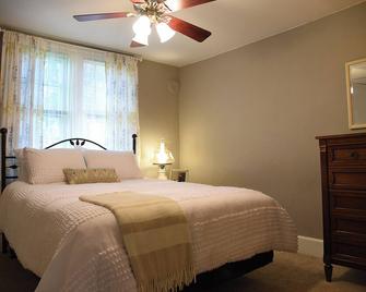 Cozy Home Near All Milwaukee Attractions - Milwaukee - Bedroom