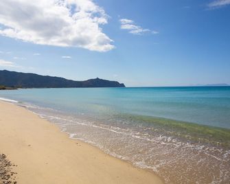 semidetached beach villa in front of eolian island near Milazzo: Tindari - Furnari - Strand