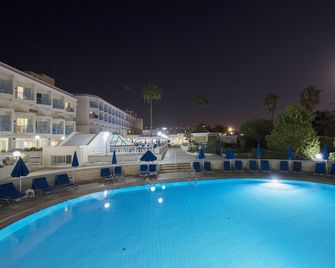 Kissos Hotel - Pafos - Svømmebasseng