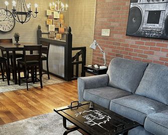 Welcome to Neptune's Cottage: Your Serene beach scape in Galveston, Texas! - Galveston - Living room