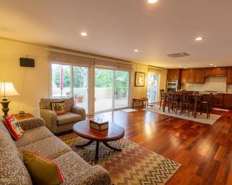 Newport Beach Living Shared Pool Near Tennis Shops - Newport Beach - Living room