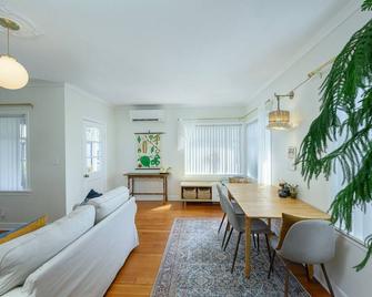 Updated & Rustic 1912 Carlton Farmhouse - in Town! - Carlton - Living room