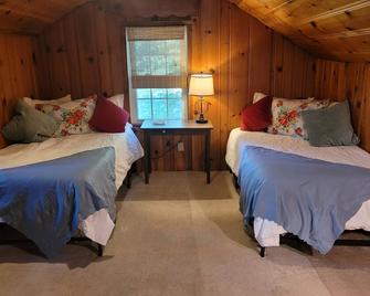 Spacious 4-bedroom cottage with California King, that is pet friendly. - Brownsville - Спальня