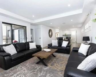 Two Ten Sleeps 10! Luxury Cbd Accommodation - Wagga Wagga - Living room