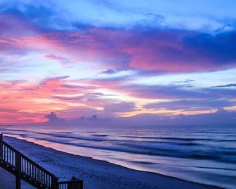 Oceanfront Queen's Grant Condo 'Tide-the-Knot' with Breathtaking Ocean Views! - Topsail Beach - Playa