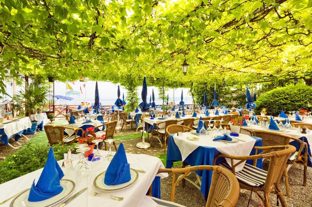 ليه سينيي - إفيان-ليه-بان - مطعم