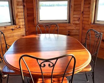 2 BR. cabin w/ 150' lakeshore on Big Stone Lake. Property has gorgeous views! - Ortonville - Dining room