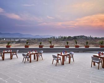 Comfort Inn Statue of Unity - Rājpīpla - Patio