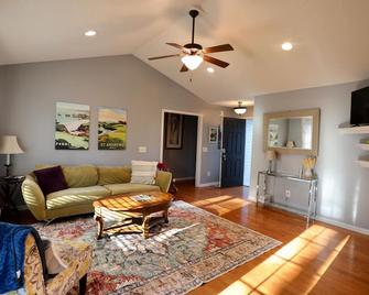 4-bedroom house in lovely Aberdeen so close to Pinehurst - Aberdeen - Living room