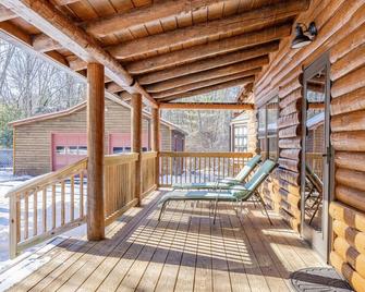 New: Charming & Private Log Cabin In Stone Ridge - Stone Ridge - Balcony
