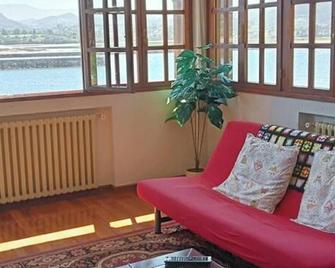 Charming house in Asturias with terrace and barbecue - Selorio - Sala de estar