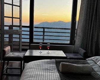 The Getaway - Shimla - Balkong