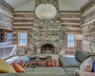 Hand Hewn Log Cabin Newly Renovated, rustic-modern design - Egg Harbor - Living room