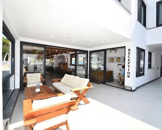 Blue Point Hotel - יאליקבאק - דלפק קבלה