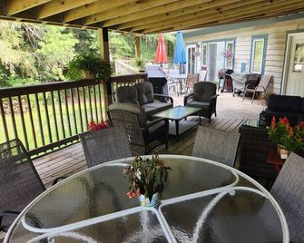 Paradise Cove Main 5 Br / 2 Baths ~ Sleeps Up to 24 ~ Pond, Wifi, Central Ac. - Norton Shores - Patio